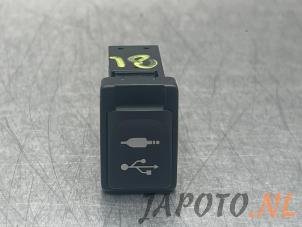 Gebruikte AUX/USB aansluiting Toyota GT 86 (ZN) 2.0 16V Prijs € 26,24 Margeregeling aangeboden door Japoto Parts B.V.