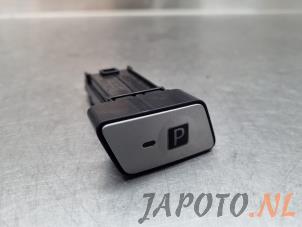 Gebruikte Handrem schakelaar Toyota Prius Plus (ZVW4) 1.8 Hybrid 16V Prijs € 20,95 Margeregeling aangeboden door Japoto Parts B.V.