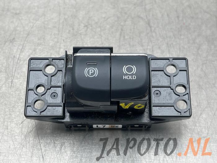 Gebruikte Handrem schakelaar Toyota Corolla (E21/EA1/EH1) 2.0 16V Hybrid Prijs € 26,20 Margeregeling aangeboden door Japoto Parts B.V.