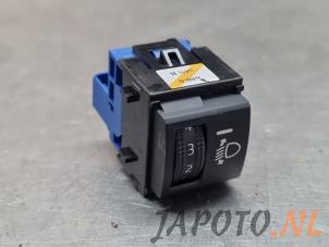 Gebruikte Schakelaar Koplamp Ihv Toyota Corolla (E21/EA1/EH1) 2.0 16V Hybrid Prijs € 15,74 Margeregeling aangeboden door Japoto Parts B.V.