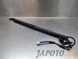 Gebruikte Kofferdekseldemper links-achter Lexus UX 250h 2.0 16V Prijs € 314,95 Margeregeling aangeboden door Japoto Parts B.V.