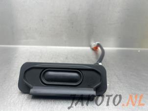 Gebruikte Schakelaar achterklep Honda CR-Z (ZF1) 1.5 Hybrid 16V Prijs € 31,45 Margeregeling aangeboden door Japoto Parts B.V.