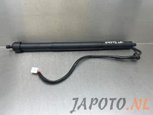 Gebruikte Kofferdekseldemper links-achter Toyota Yaris Cross (PB1/PJ1) 1.5 12V Hybrid 130 Prijs € 262,45 Margeregeling aangeboden door Japoto Parts B.V.