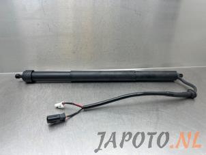 Gebruikte Kofferdekseldemper rechts-achter Toyota Yaris Cross (PB1/PJ1) 1.5 12V Hybrid 130 Prijs € 262,45 Margeregeling aangeboden door Japoto Parts B.V.