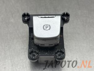 Gebruikte Handrem schakelaar Hyundai Kona (OS) 64 kWh Prijs € 26,20 Margeregeling aangeboden door Japoto Parts B.V.