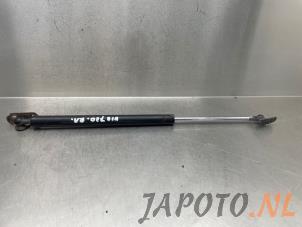 Gebruikte Kofferdekseldemper rechts-achter Lexus RX 400H Prijs € 26,20 Margeregeling aangeboden door Japoto Parts B.V.