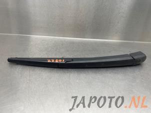 Gebruikte Ruitenwisserarm achter Kia Rio IV (YB) 1.0i T-GDi 100 12V Prijs € 19,95 Margeregeling aangeboden door Japoto Parts B.V.