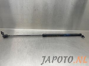 Gebruikte Kofferdekseldemper rechts-achter Hyundai Bayon 1.0 T-GDI 12V Mild Hybrid 48V Prijs € 26,20 Margeregeling aangeboden door Japoto Parts B.V.