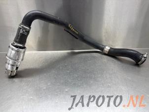 Gebruikte Intercooler Buis Hyundai Bayon 1.0 T-GDI 12V Mild Hybrid 48V Prijs € 78,70 Margeregeling aangeboden door Japoto Parts B.V.