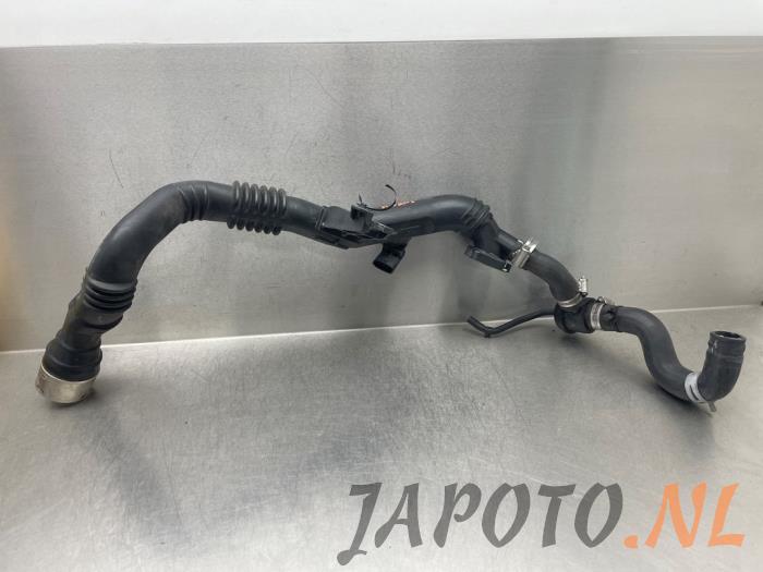 Gebruikte Intercooler Buis Nissan Micra (K14) 0.9 IG-T 12V Prijs € 52,49 Margeregeling aangeboden door Japoto Parts B.V.