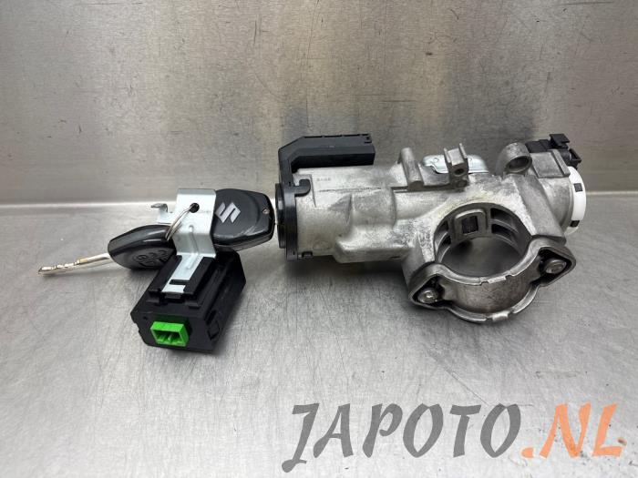Kontaktslot + computer van een Suzuki Swift (ZA/ZC/ZD) 1.2 16V 2011