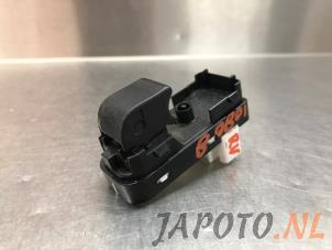 Gebruikte Schakelaar Elektrisch Raam Mazda CX-3 (DJ/DK) 1.5 Skyactiv D 105 16V Prijs € 26,20 Margeregeling aangeboden door Japoto Parts B.V.