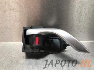 Gebruikte Portiergreep 4Deurs rechts-voor Mazda CX-3 (DJ/DK) 1.5 Skyactiv D 105 16V Prijs € 20,99 Margeregeling aangeboden door Japoto Parts B.V.