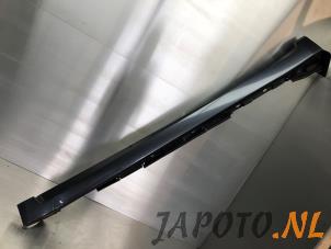 Gebruikte Zijskirt links Toyota Avensis Wagon (T27) 1.8 16V VVT-i Prijs € 75,00 Margeregeling aangeboden door Japoto Parts B.V.