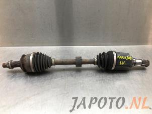 Gebruikte Aandrijfas links-voor Mazda CX-3 (DJ/DK) 1.5 Skyactiv D 105 16V Prijs € 156,45 Margeregeling aangeboden door Japoto Parts B.V.