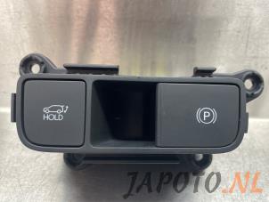 Gebruikte Handrem schakelaar Hyundai Kona (SX2) 1.6 GDi HEV 16V Prijs € 78,70 Margeregeling aangeboden door Japoto Parts B.V.