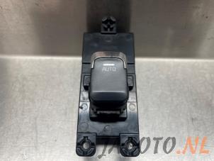 Gebruikte Raam schakelaar elektrisch Kia Cee'd (JDB5) 1.0i T-GDi 12V 120 Prijs € 15,75 Margeregeling aangeboden door Japoto Parts B.V.