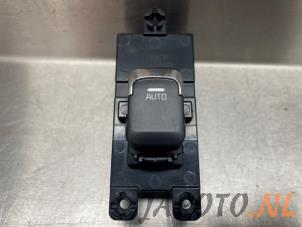 Gebruikte Raam schakelaar elektrisch Kia Cee'd (JDB5) 1.0i T-GDi 12V 120 Prijs € 15,75 Margeregeling aangeboden door Japoto Parts B.V.