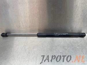 Gebruikte Amortisseur links-achter Kia Cee'd (JDB5) 1.0i T-GDi 12V 120 Prijs € 14,95 Margeregeling aangeboden door Japoto Parts B.V.