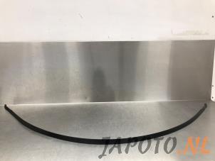 Gebruikte Daklijst rechts Toyota Yaris IV (P21/PA1/PH1) 1.5 12V Hybrid 115 Prijs € 31,50 Margeregeling aangeboden door Japoto Parts B.V.