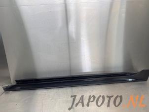 Gebruikte Zijskirt links Toyota Yaris IV (P21/PA1/PH1) 1.5 12V VVT-i Prijs € 209,95 Margeregeling aangeboden door Japoto Parts B.V.