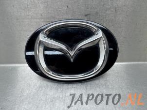Gebruikte Embleem Mazda 2 Hybrid 1.5 12V Prijs € 26,20 Margeregeling aangeboden door Japoto Parts B.V.