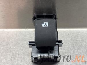 Gebruikte Ruit schakelaar elektrisch Toyota Prius (ZVW5) 1.8 16V Hybrid Prijs € 26,24 Margeregeling aangeboden door Japoto Parts B.V.