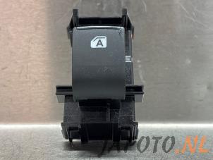 Gebruikte Ruit schakelaar elektrisch Toyota Prius (ZVW5) 1.8 16V Hybrid Prijs € 26,24 Margeregeling aangeboden door Japoto Parts B.V.