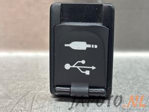 Gebruikte AUX/USB aansluiting Toyota Prius (ZVW5) 1.8 16V Hybrid Prijs € 26,24 Margeregeling aangeboden door Japoto Parts B.V.