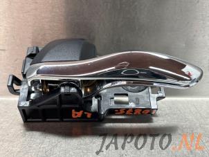 Gebruikte Portiergreep 4Deurs links-achter Toyota Prius (ZVW5) 1.8 16V Hybrid Prijs € 20,95 Margeregeling aangeboden door Japoto Parts B.V.