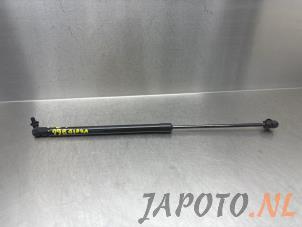 Gebruikte Kofferdekseldemper links-achter Suzuki Swift (ZCE/ZDE) 1.2 VVT 12V Hybrid Prijs € 31,45 Margeregeling aangeboden door Japoto Parts B.V.