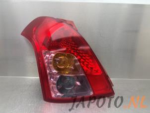 Gebruikte Achterlicht links Suzuki Swift (ZA/ZC/ZD1/2/3/9) 1.3 VVT 16V Prijs € 49,95 Margeregeling aangeboden door Japoto Parts B.V.