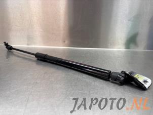 Gebruikte Kofferdekseldemper rechts-achter Kia Stonic (YB) 1.0i T-GDi 12V Eco-Dynamics+ Prijs € 20,95 Margeregeling aangeboden door Japoto Parts B.V.