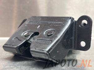 Gebruikte Slotmechaniek Achterklep Kia Cee'd (JDB5) 1.6 CRDi 16V VGT Prijs € 59,95 Margeregeling aangeboden door Japoto Parts B.V.
