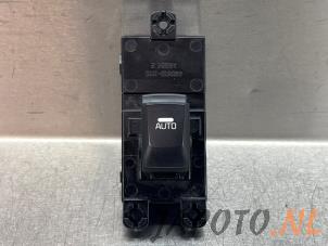 Gebruikte Elektrisch Raam Schakelaar Kia Cee'd (JDB5) 1.6 CRDi 16V VGT Prijs € 15,75 Margeregeling aangeboden door Japoto Parts B.V.
