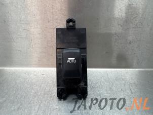 Gebruikte Elektrisch Raam Schakelaar Kia Cee'd (JDB5) 1.6 CRDi 16V VGT Prijs € 15,70 Margeregeling aangeboden door Japoto Parts B.V.