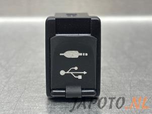 Gebruikte AUX/USB aansluiting Toyota RAV4 (A4) 2.5 Hybrid 16V VVT-i 4x4 Prijs € 26,20 Margeregeling aangeboden door Japoto Parts B.V.
