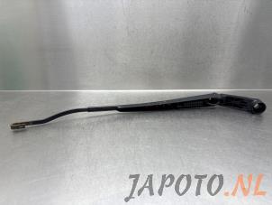 Gebruikte Ruitenwisserarm voor Toyota Yaris II (P9) 1.33 16V Dual VVT-I Prijs € 15,70 Margeregeling aangeboden door Japoto Parts B.V.
