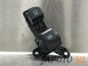 Gebruikte Handrem schakelaar Mazda 2 Hybrid 1.5 12V Prijs € 52,45 Margeregeling aangeboden door Japoto Parts B.V.