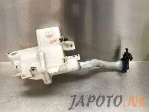 Gebruikte Ruitensproeiertank voor Mazda CX-5 I (KE,GH) 2.2 Skyactiv D 175 16V 4WD Prijs € 52,45 Margeregeling aangeboden door Japoto Parts B.V.