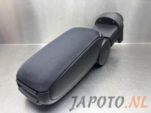 Gebruikte Armleuning Toyota Yaris II (P9) 1.33 16V Dual VVT-I Prijs € 52,45 Margeregeling aangeboden door Japoto Parts B.V.