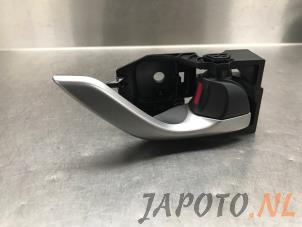 Gebruikte Portiergreep 4Deurs rechts-voor Mazda CX-3 (DJ/DK) 2.0 SkyActiv-G 120 Prijs € 20,99 Margeregeling aangeboden door Japoto Parts B.V.