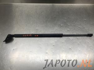 Gebruikte Kofferdekseldemper rechts-achter Mazda CX-3 (DJ/DK) 2.0 SkyActiv-G 120 Prijs € 15,74 Margeregeling aangeboden door Japoto Parts B.V.