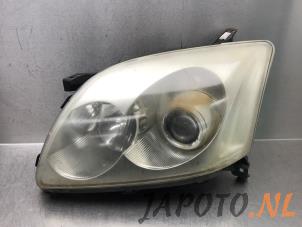 Gebruikte Koplamp links Toyota Avensis Wagon (T25/B1E) 2.0 16V VVT-i D4 Prijs € 78,70 Margeregeling aangeboden door Japoto Parts B.V.
