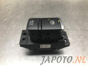 Gebruikte Handrem schakelaar Nissan Qashqai (J12) 1.3 DIG-T MHEV 16V Prijs € 36,70 Margeregeling aangeboden door Japoto Parts B.V.