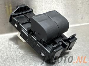 Gebruikte Schakelblok ruiten Toyota Aygo X 1.0 12V VVT-i Prijs € 52,45 Margeregeling aangeboden door Japoto Parts B.V.