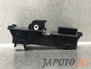 Gebruikte Elektrisch Raam Schakelaar Hyundai Tucson (TL) 2.0 CRDi 16V Mild Hybrid 4WD Prijs € 23,63 Margeregeling aangeboden door Japoto Parts B.V.