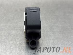 Gebruikte Ruit schakelaar elektrisch Suzuki Swift (ZCE/ZDE) 1.2 VVT 12V Hybrid Prijs € 26,20 Margeregeling aangeboden door Japoto Parts B.V.