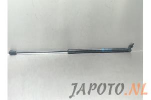 Gebruikte Kofferdekseldemper rechts-achter Hyundai Bayon 1.0 T-GDI 12V Mild Hybrid 48V Prijs € 26,20 Margeregeling aangeboden door Japoto Parts B.V.