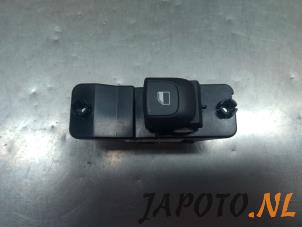 Gebruikte Ruit schakelaar elektrisch Kia Stonic (YB) 1.0i T-GDi 12V Prijs € 15,70 Margeregeling aangeboden door Japoto Parts B.V.